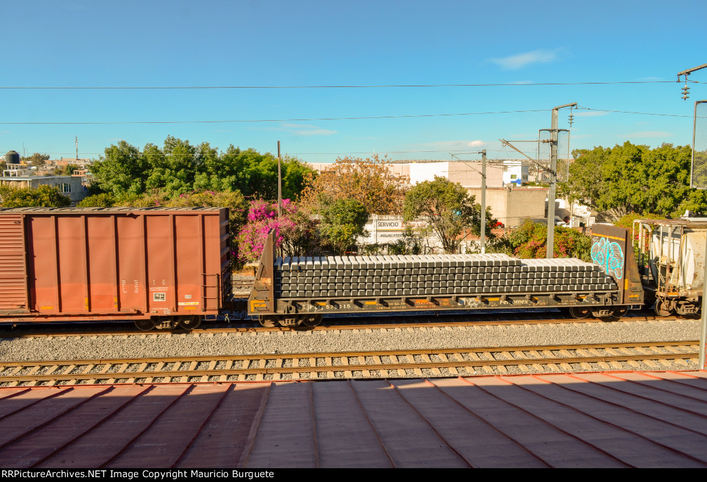 FXE Bulkhead Flat car with Concrete rail ties